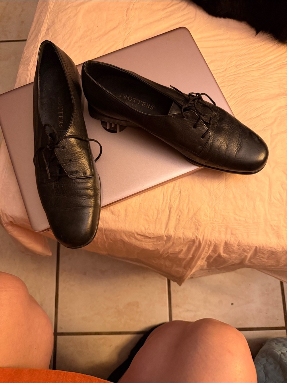 Trotters Black Leather Lace-Up Women's Flats - Classic Oxford Style